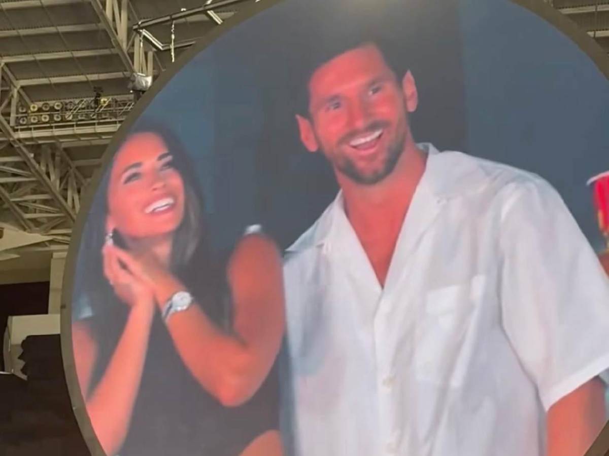 Messi y Antonela en concierto de Coldplay: Así fueron sorprendidos por la 'kiss cam'