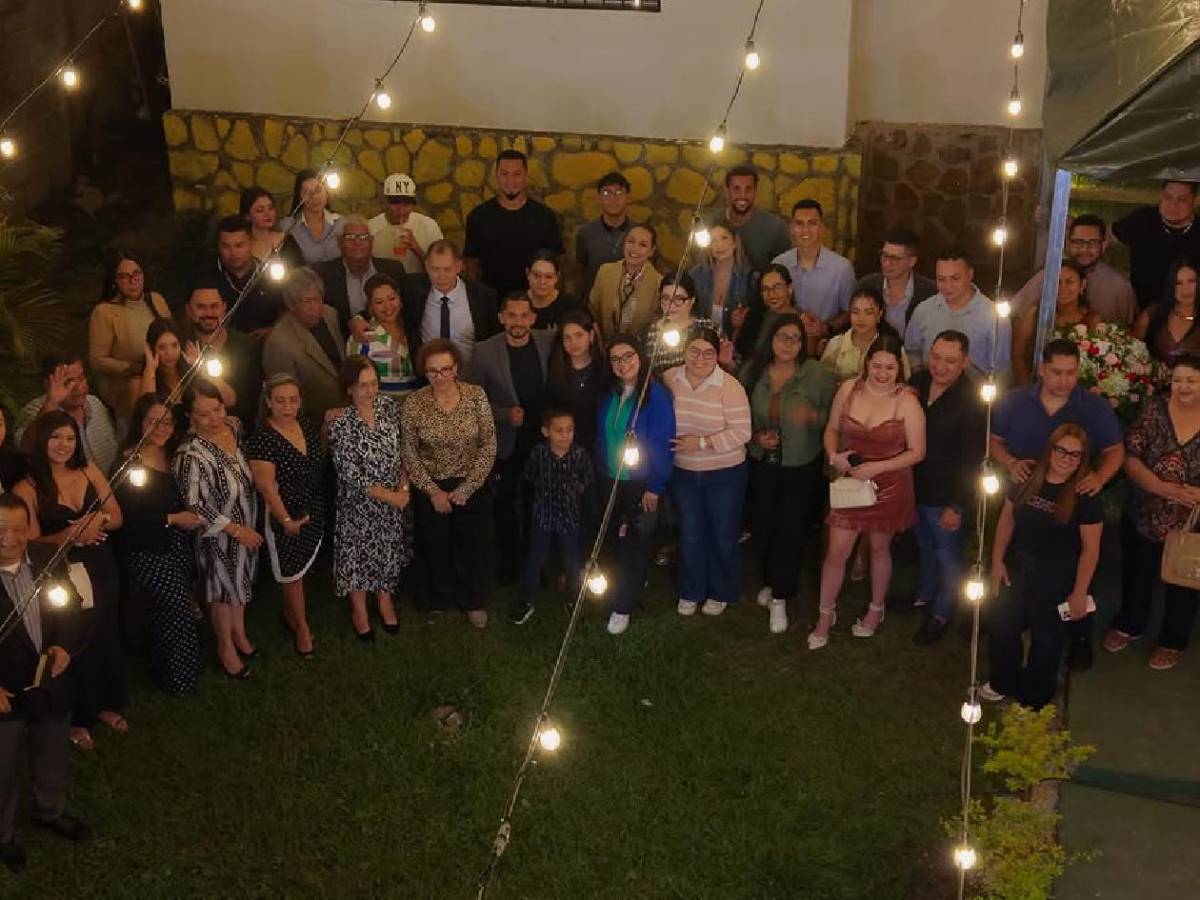 Omar Elvir emprende nueva faceta: inaugura negocio y figuras lo acompañaron