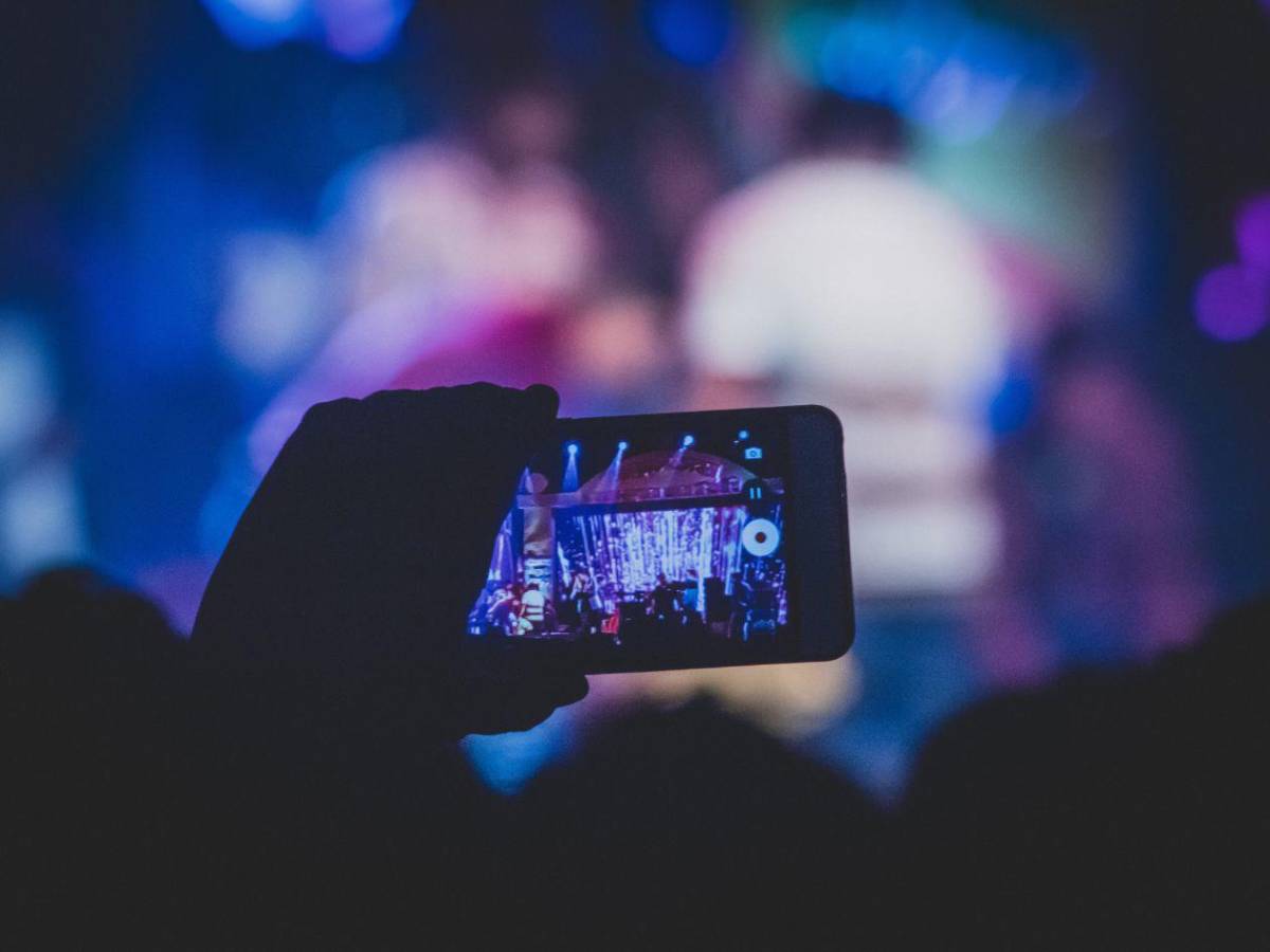 Francia prohíbe uso de redes sociales a menores de 15 años