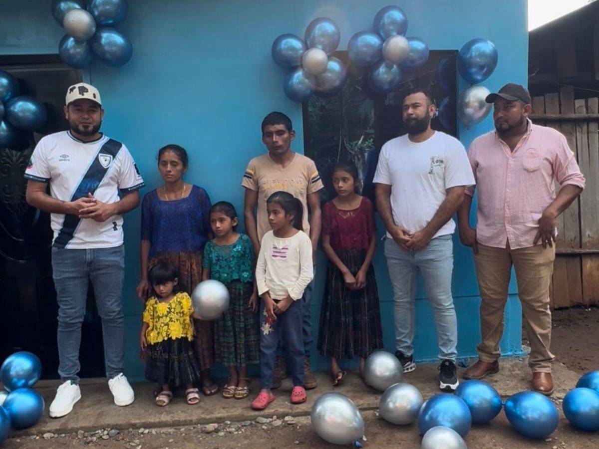 Influencer hondureño le construye vivienda a familia guatemalteca