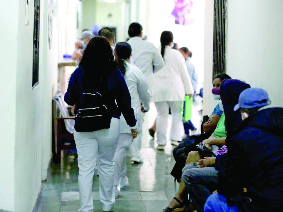 Ministra amenaza con retirar becas a estudiantes