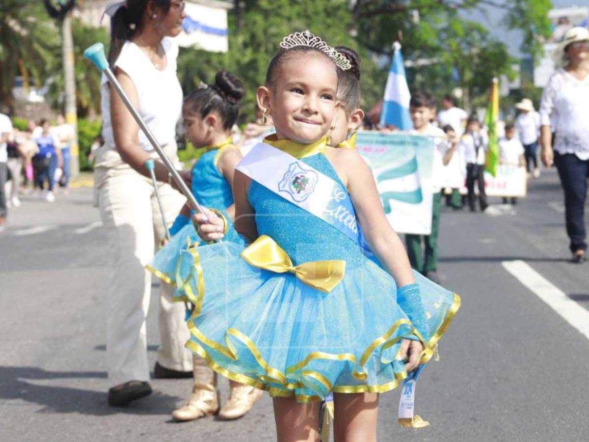 Entre ternura y orgullo patrio, niños se roban las miradas en los desfiles en SPS