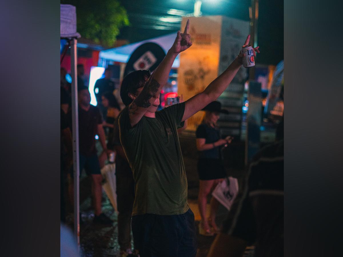 El público vivió al máximo una noche de música y el gran sabor de los asados y Miller Lite.