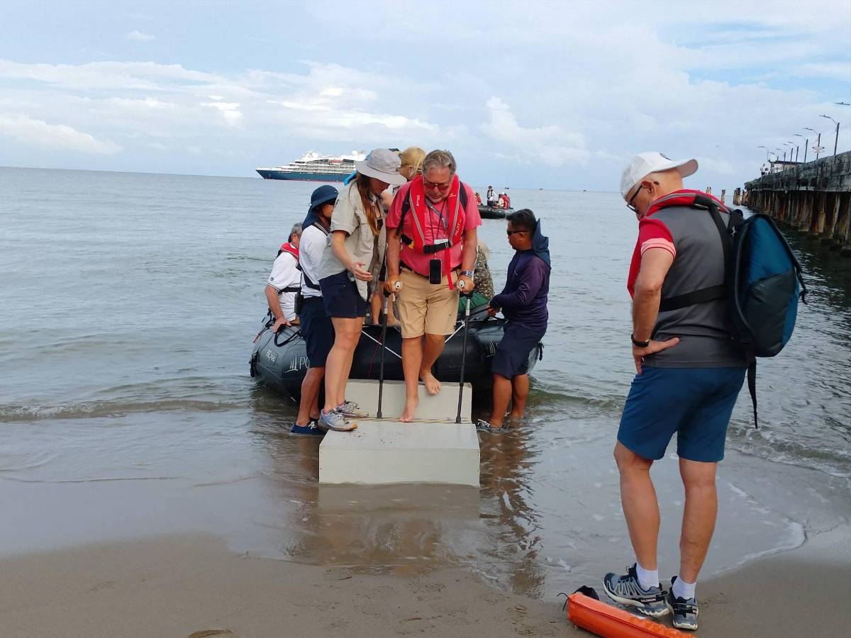 Lujoso crucero francés Le Bellot ancló en Tela con turistas que exploraron la bahía