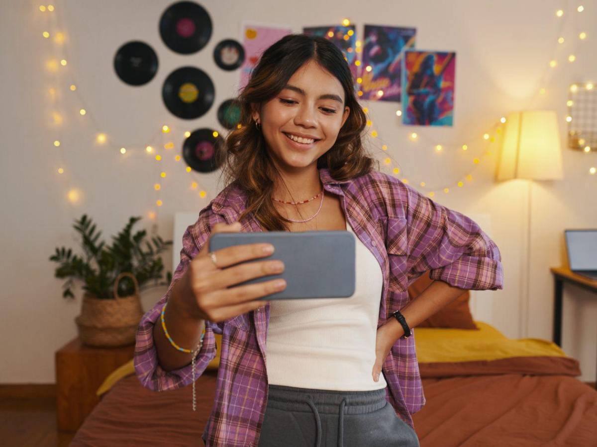 Francia prohíbe uso de redes sociales a menores de 15 años