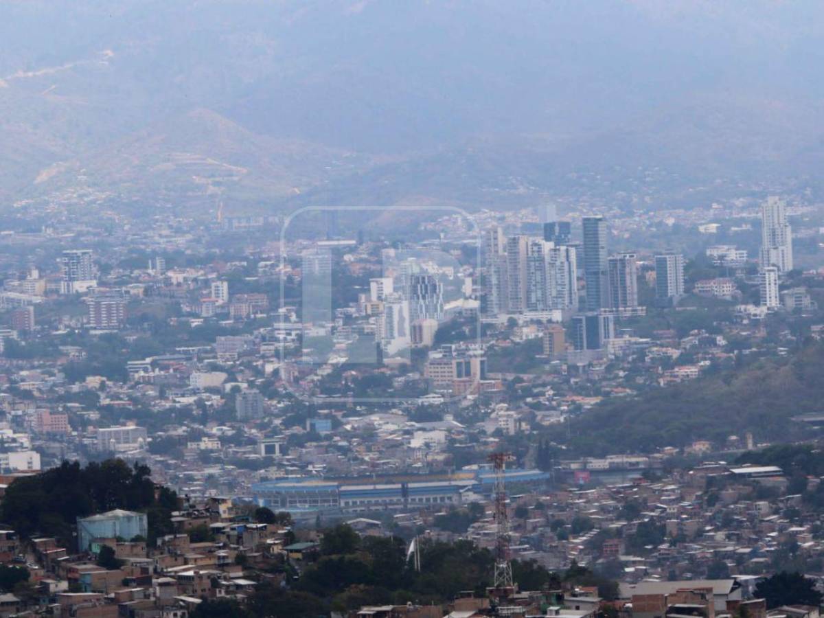 Tegucigalpa se ahoga en humo: incendios rodean la capital