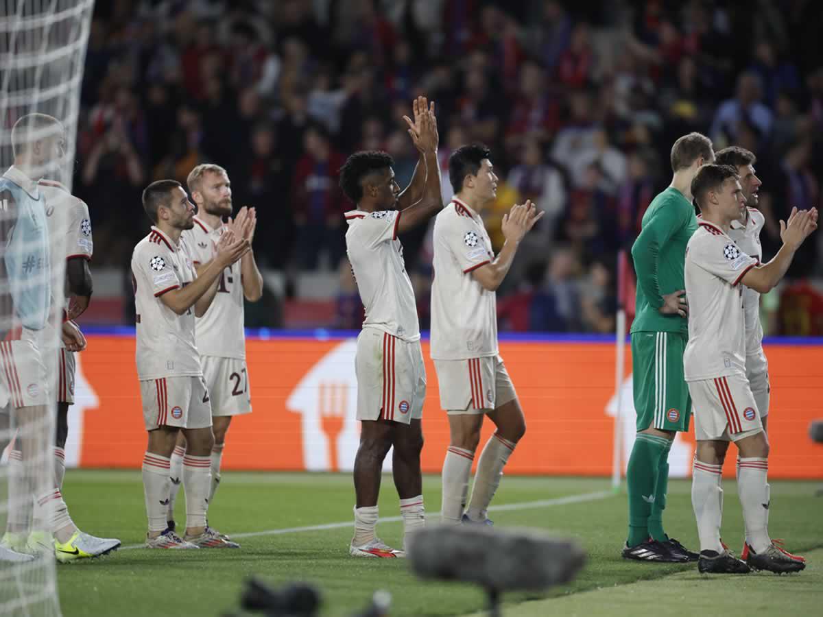 Los jugadores del Bayern Múnich aplauden el apoyo de sus aficionados que viajaron a Barcelona.