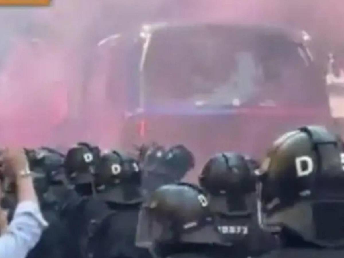 ¿Por qué aficionados del Barcelona apedrearon el bus de su equipo?