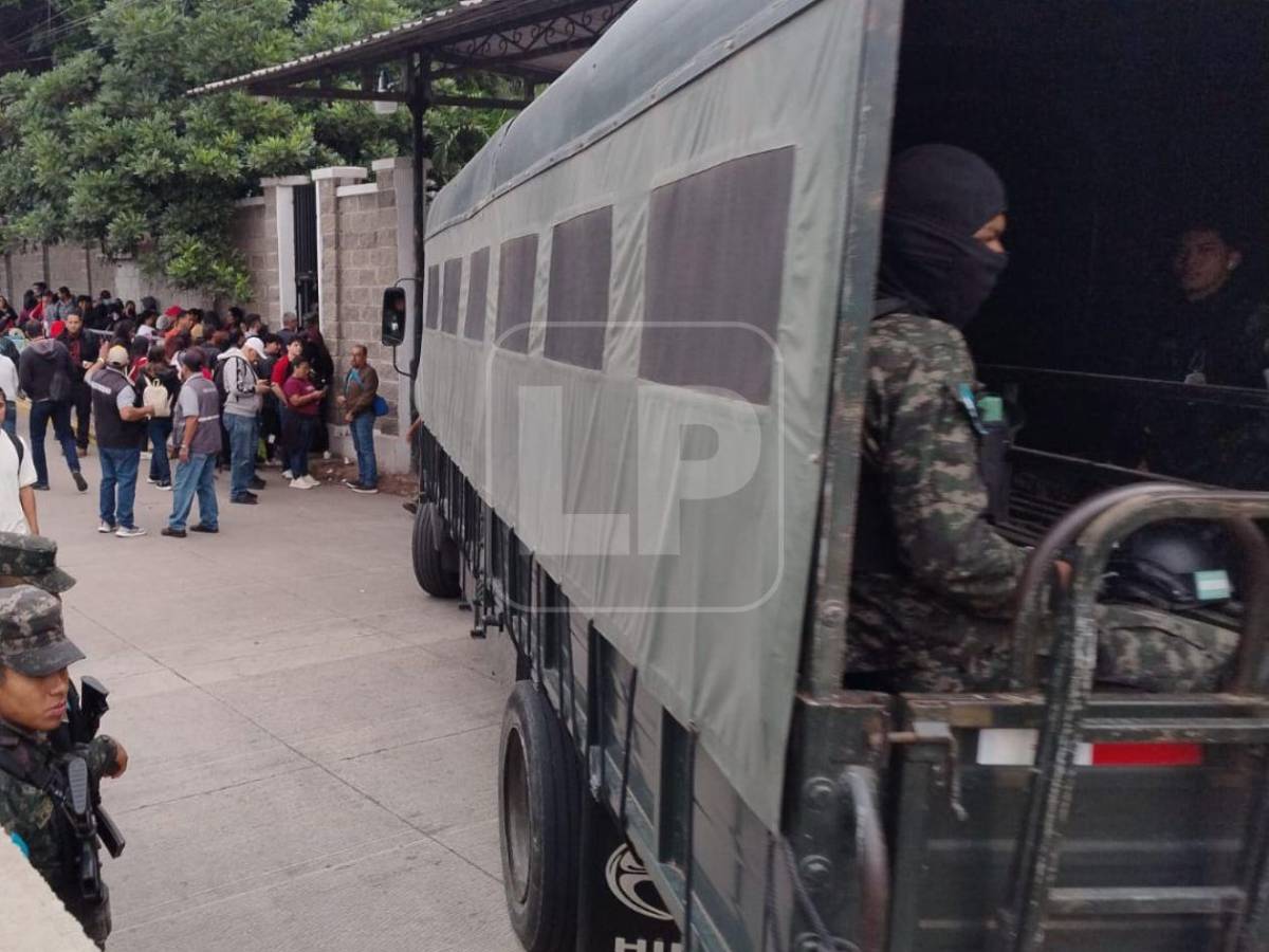 En imágenes: Así se vive la espera del escrutinio especial en los alrededores del CLE