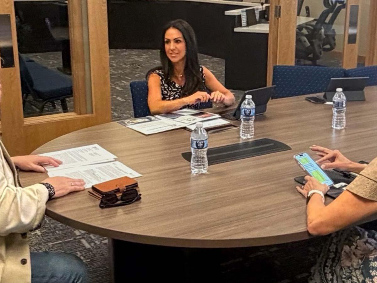 Acusan a congresista Lauren Boebert de mantener relaciones con tres empleados