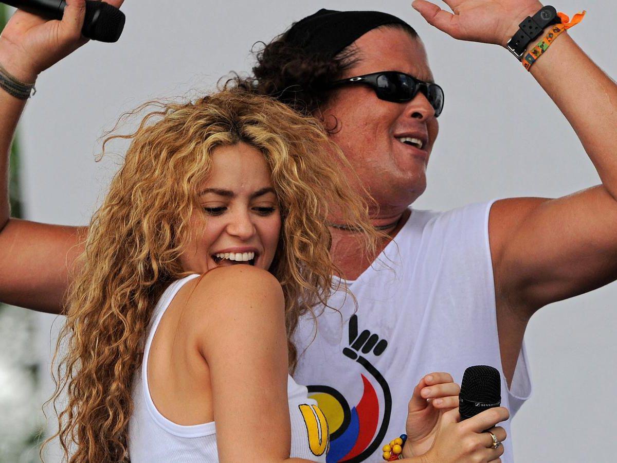 Shakira y su amigo Carlos Vives.