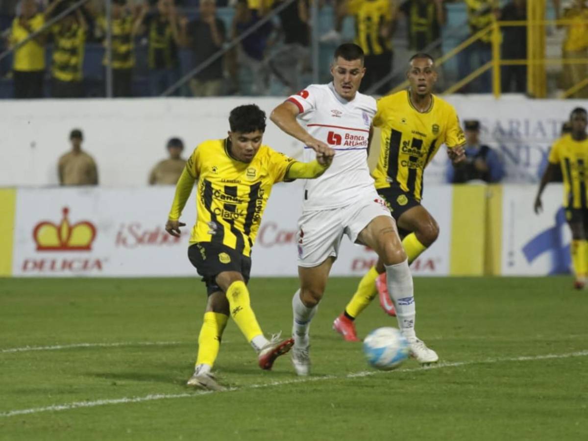 Locura del Real España, amargura y bronca en Olimpia, billetazos y polémico gesto