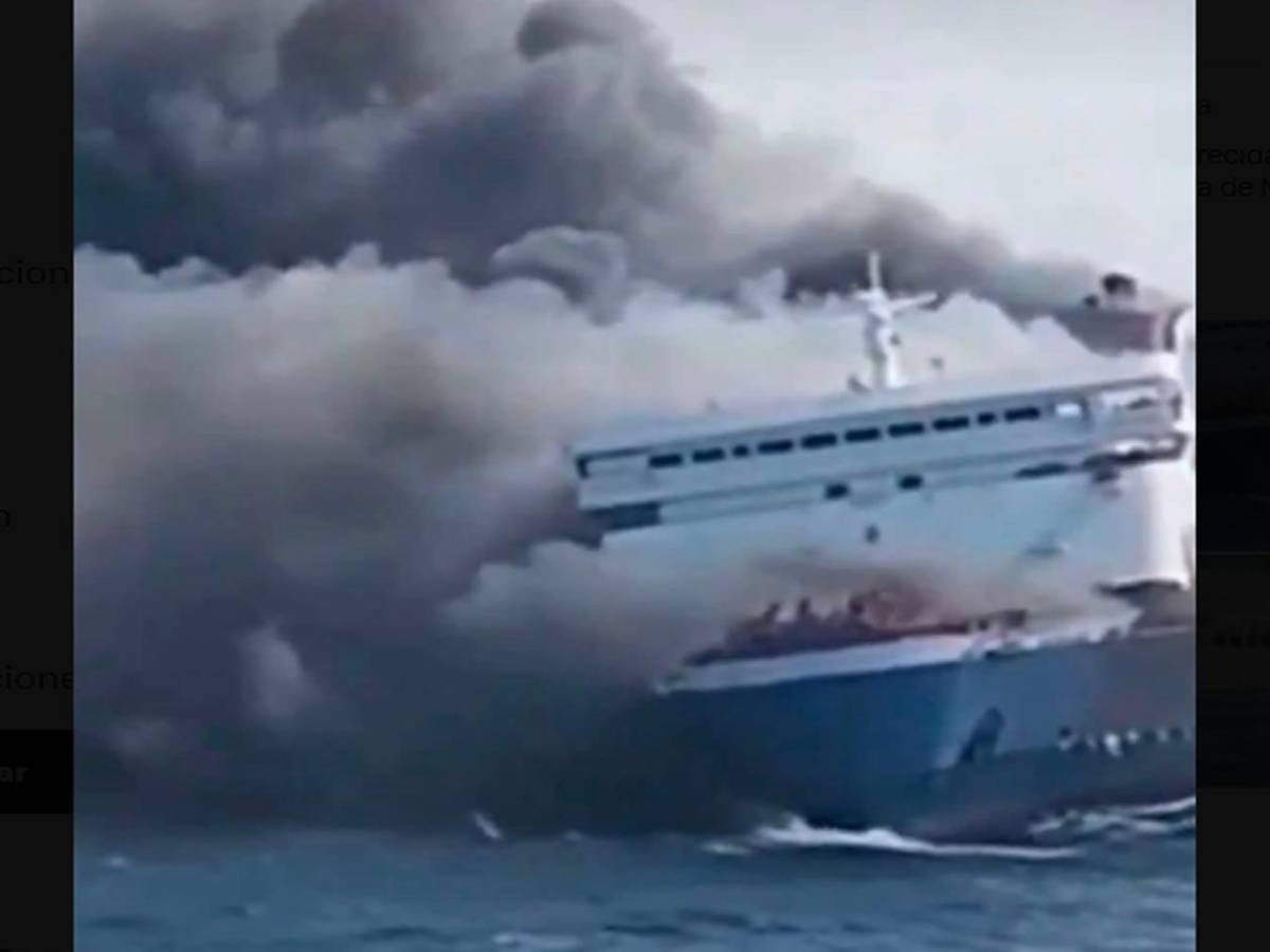 Terror en Indonesia: Pasajeros se lanzan al mar tras incendio en ferry; 5 muertos y varios desaparecidos