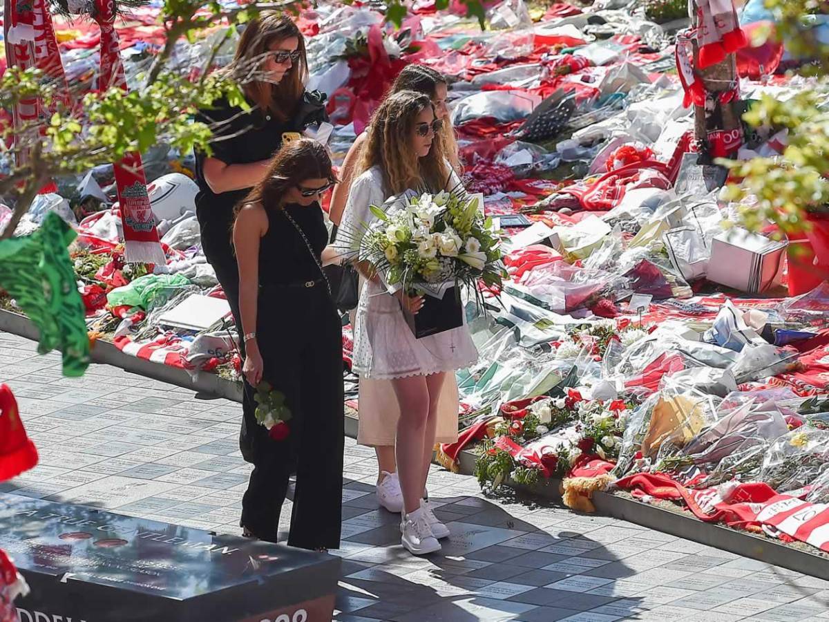 Esposa de Diogo Jota reaparece en emotivo homenaje en Liverpool: las desgarradoras imágenes