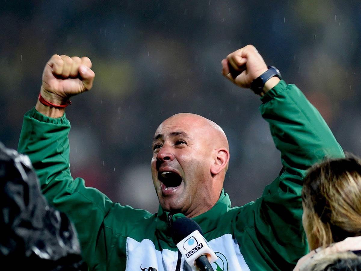 Eduardo Espinel tiene 52 años y empezó a dirigir en 2008 con el Club Atlético Unión de Cardona.