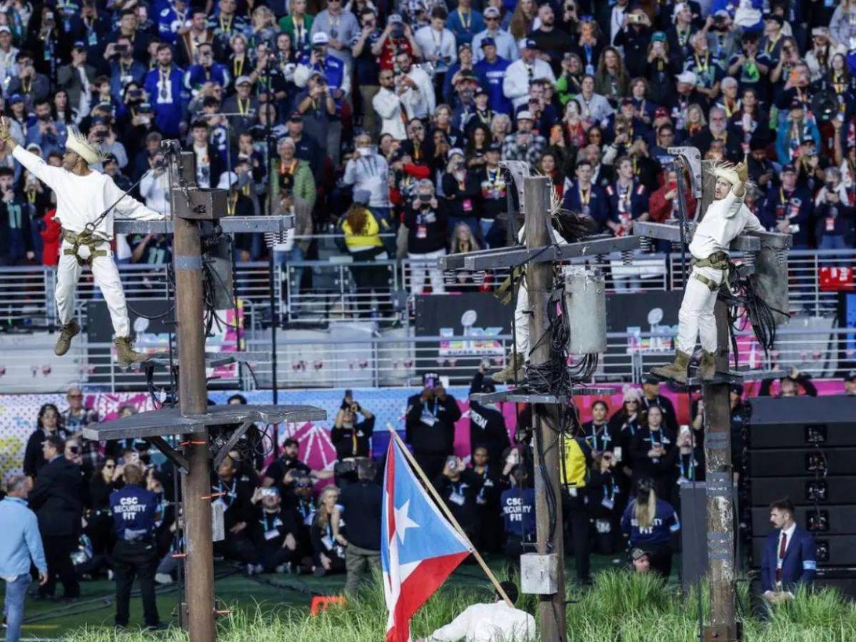 ¿Qué decía el balón que tiró Bad Bunny en el cierre del Super Bowl?