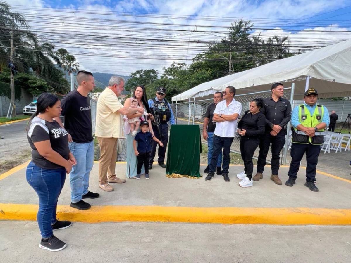 San Pedro Sula honra al inspector Kevin Pérez con placa por su acto heroico