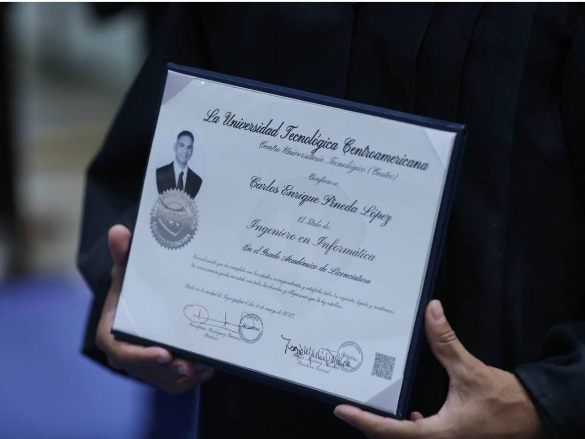 ¡Ejemplar! Futbolista de Olimpia se gradúa y recibe su título de la Universidad