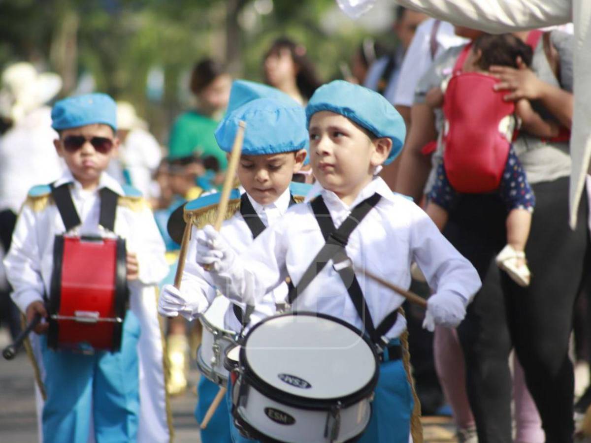 Entre ternura y orgullo patrio, niños se roban las miradas en los desfiles en SPS