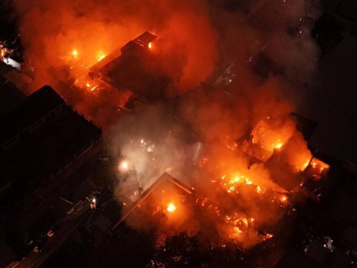 Las fotos más impactantes del incendio en el mercado Medina