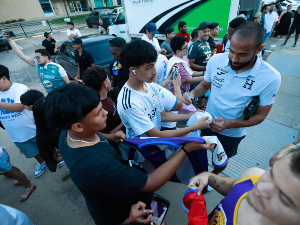 Locura por Palma, gifiti, regalos y youtuber presente en entreno de Honduras