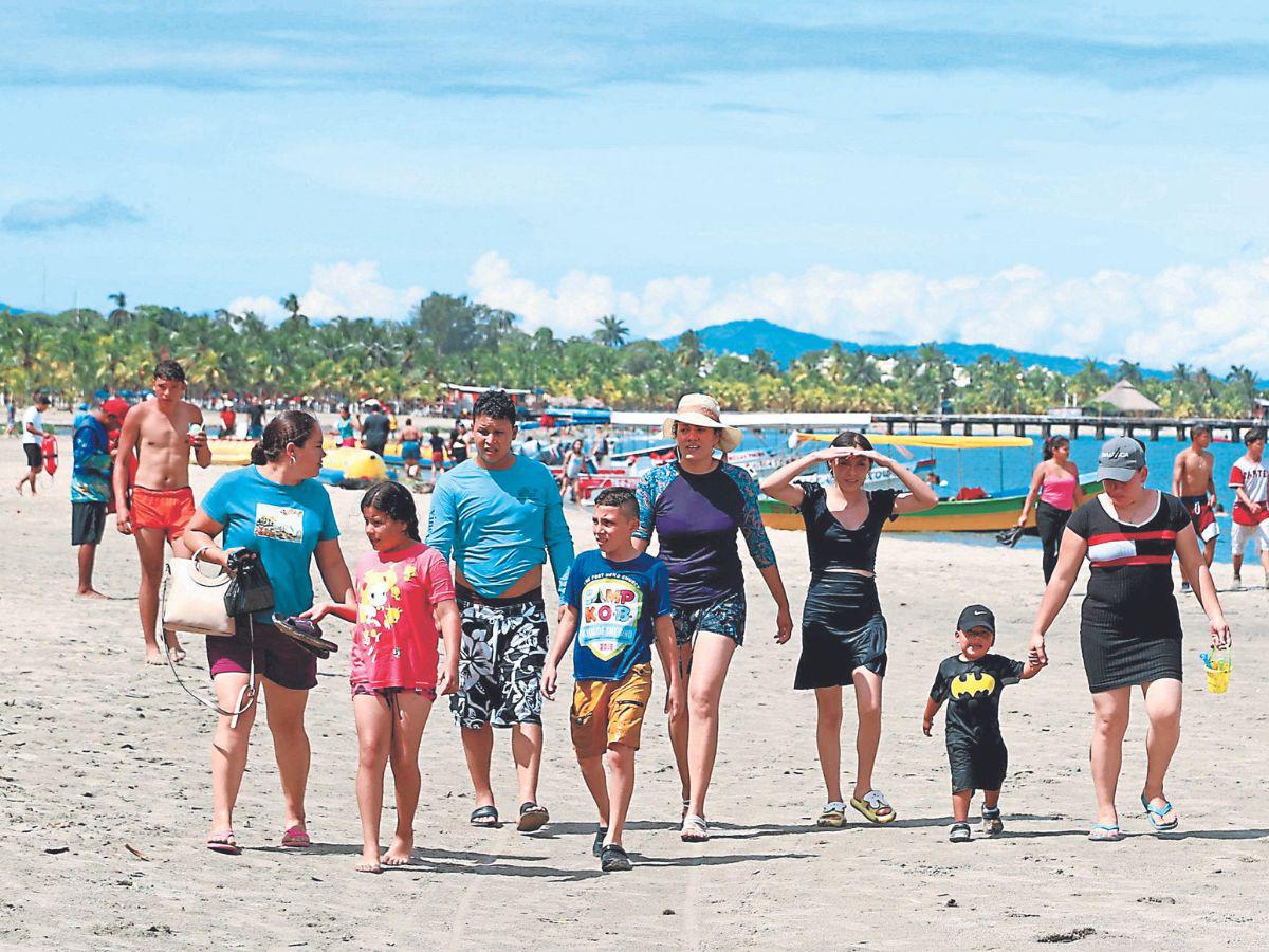 Miles de turistas ya escogieron Tela para el Feriado Morazánico