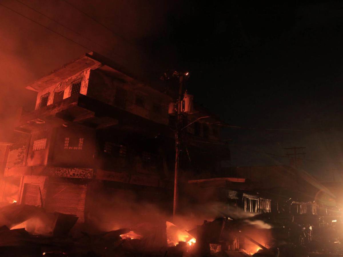 Las fotos más impactantes del incendio en el mercado Medina