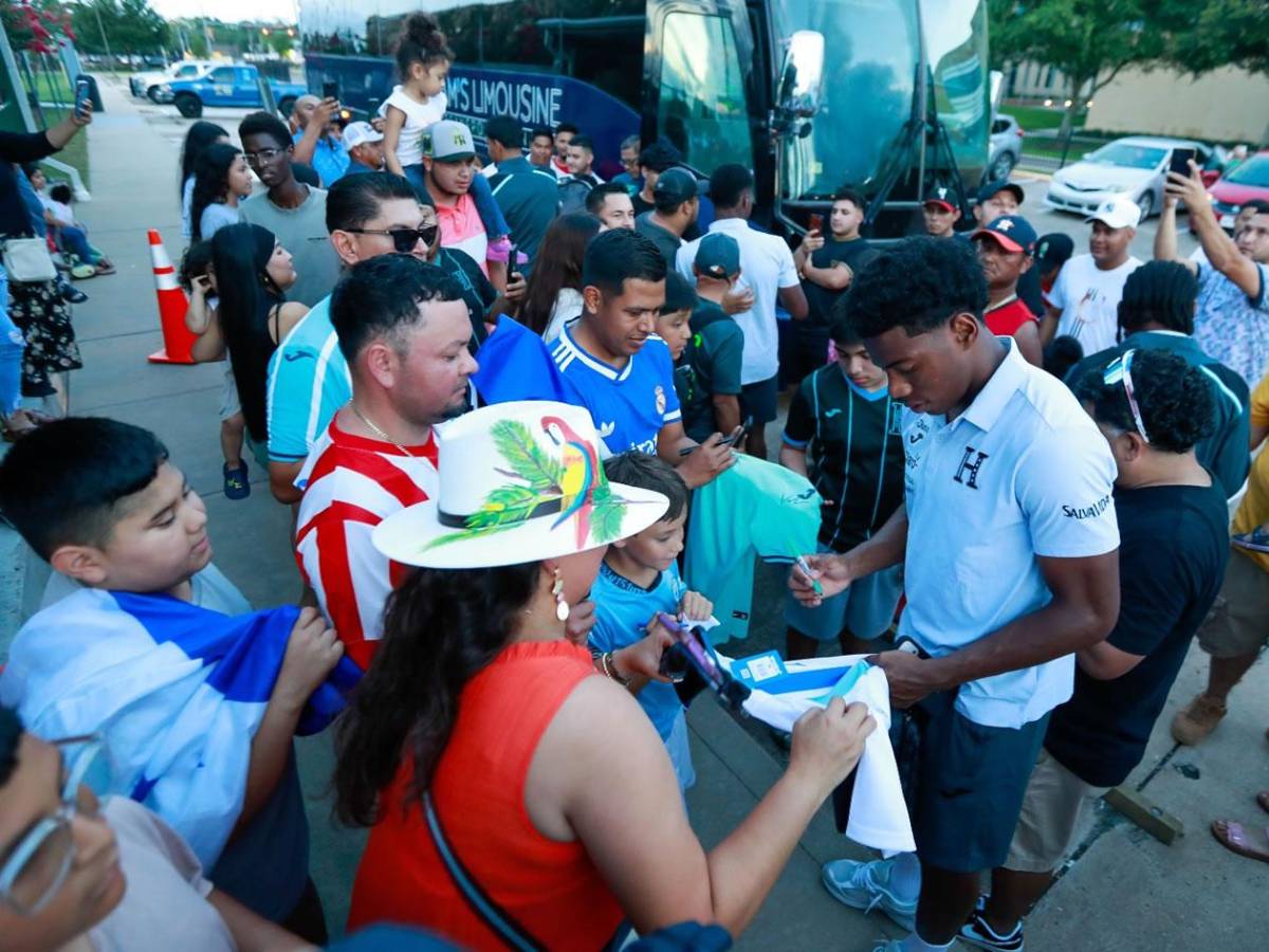 Locura por Palma, gifiti, regalos y youtuber presente en entreno de Honduras