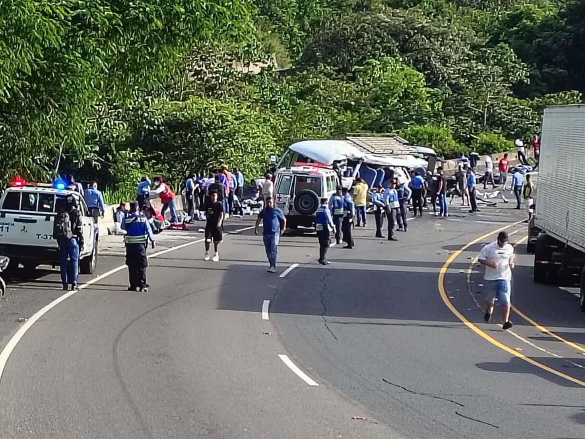 Policías venían de reclamar uniformes cuando fueron impactados por una rastra en la CA-5