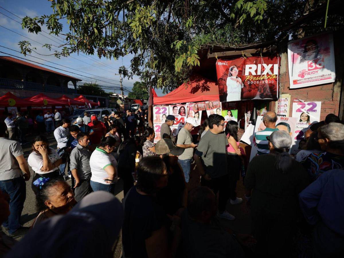 Largas filas en centros de votación en elecciones generales