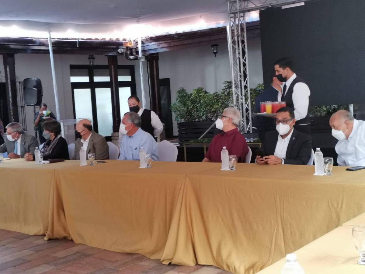Asfura junto a representantes de la CEH, en Tegucigalpa, capital hondureña.