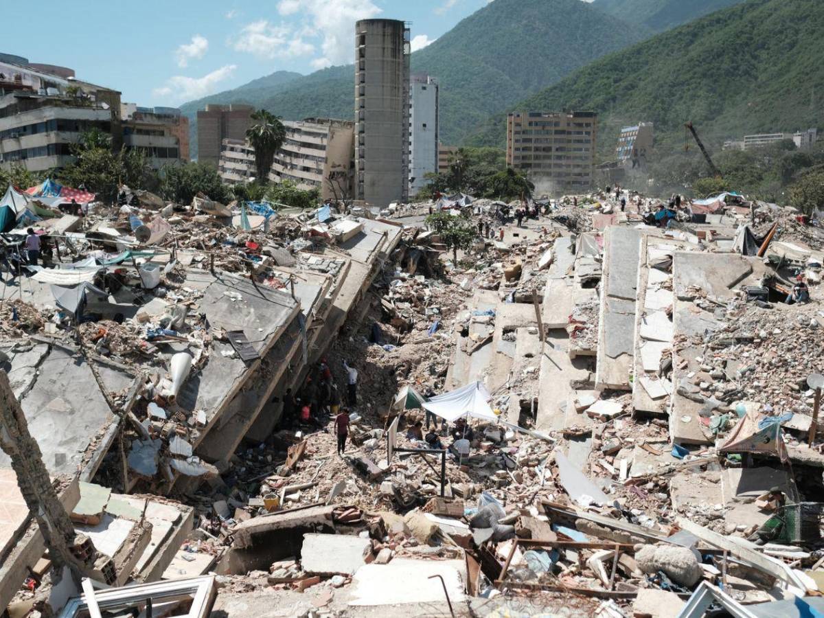 Polvo de los escombros enferma a familiares que buscaban víctimas del terremoto en Venezuela