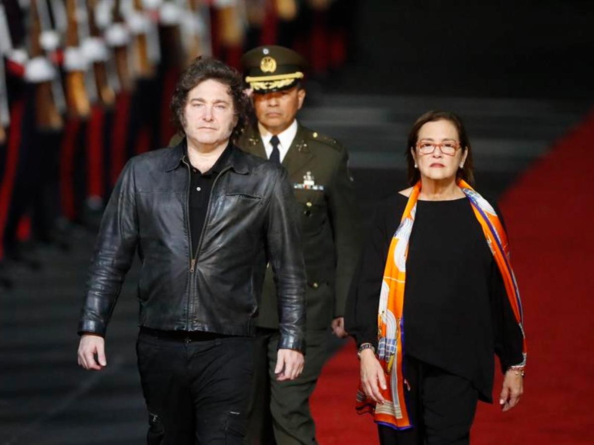 Javier Milei, llega a El Salvador para investidura de Bukele