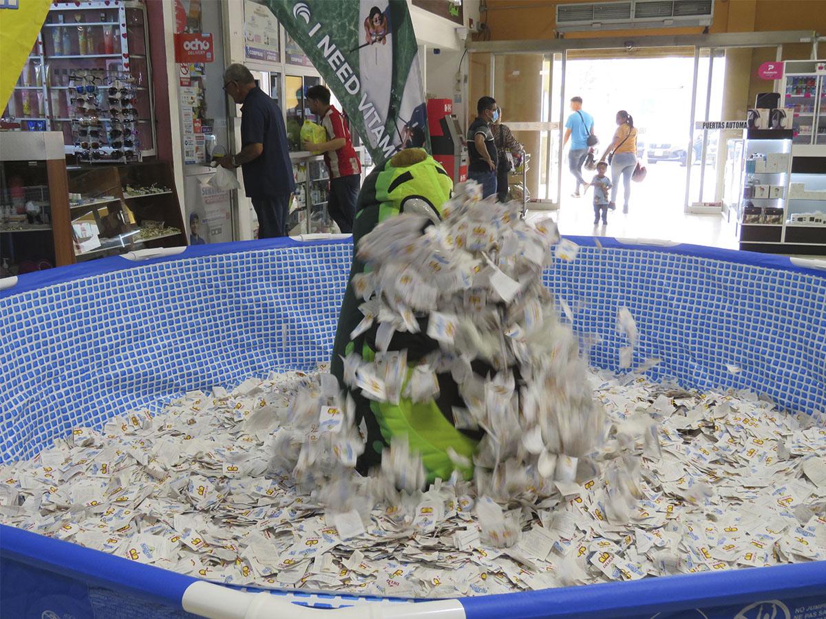 <b>Los boletos de las cuatro sucursales de Supermercados Colonial se unieron en una amplia piscina y así garantizar la participación de todos los clientes.</b>