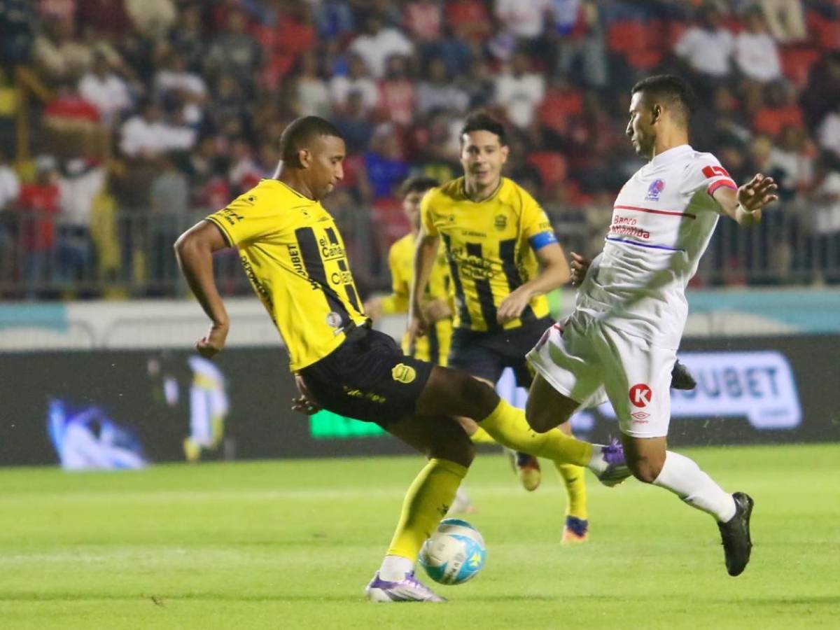 Pareja de futbolista del Real España estalla tras caída ante Olimpia: Par de hipócritas