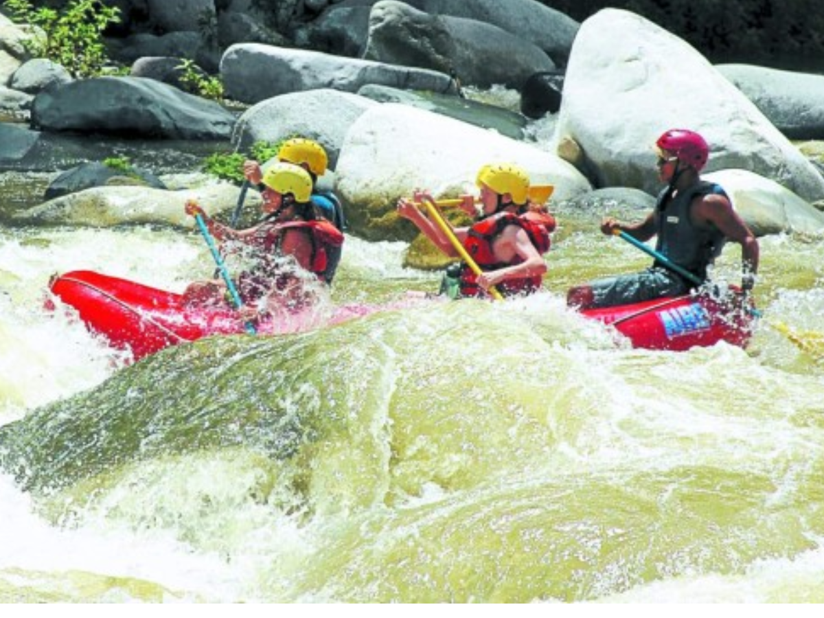 En el Río Cangrejal se practican deporter acuáticos extremos como el Rafting.