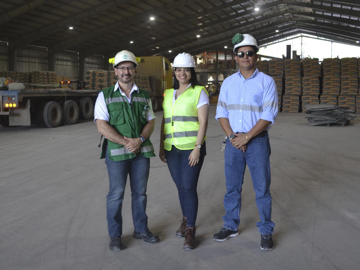 Rolando Arocha, Beverly Rivera y Marlon Ruiz, en la planta envasadora de Cenosa.