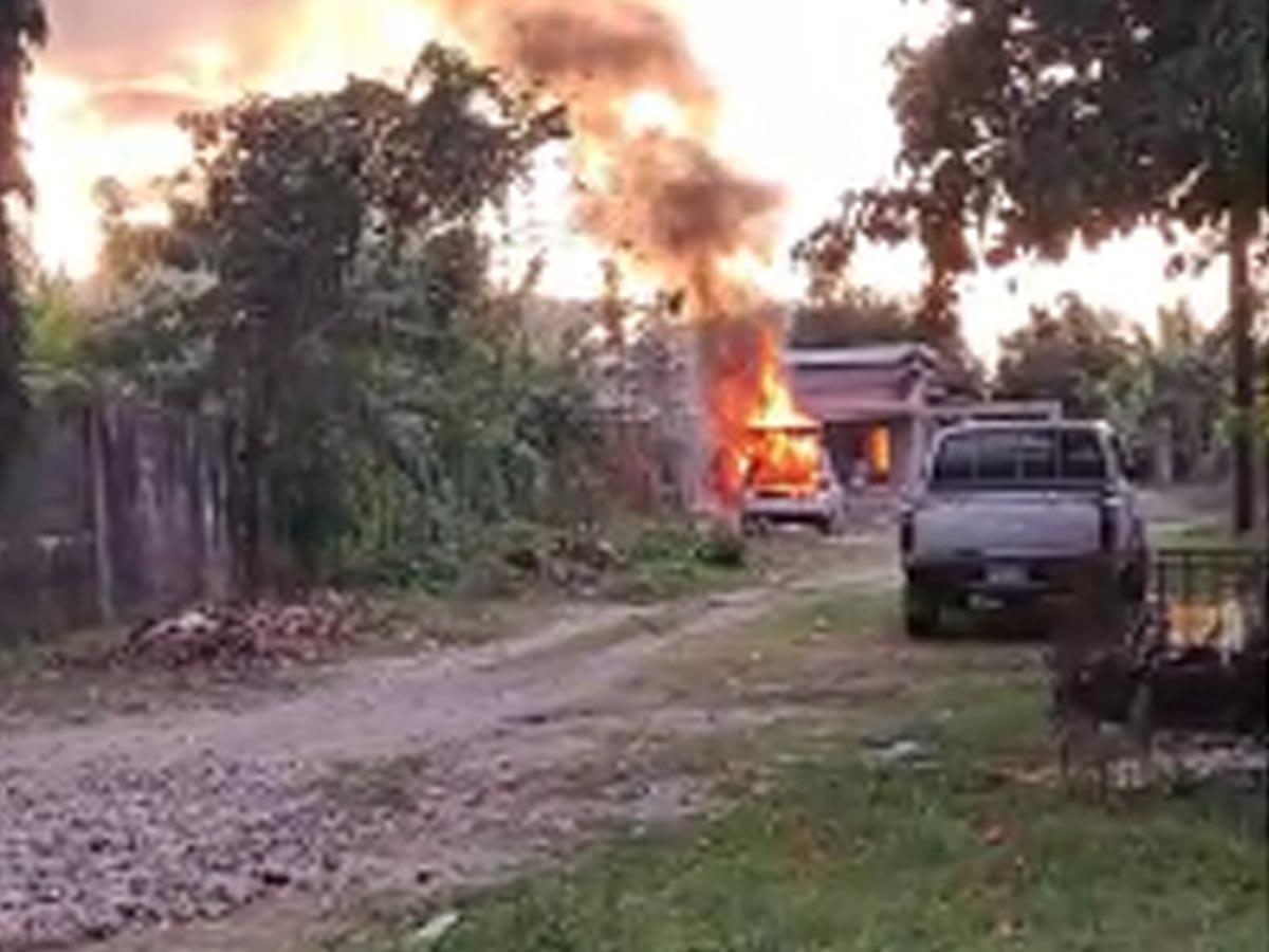 El carro quemado en la calle principal de la colonia Xochimilco.