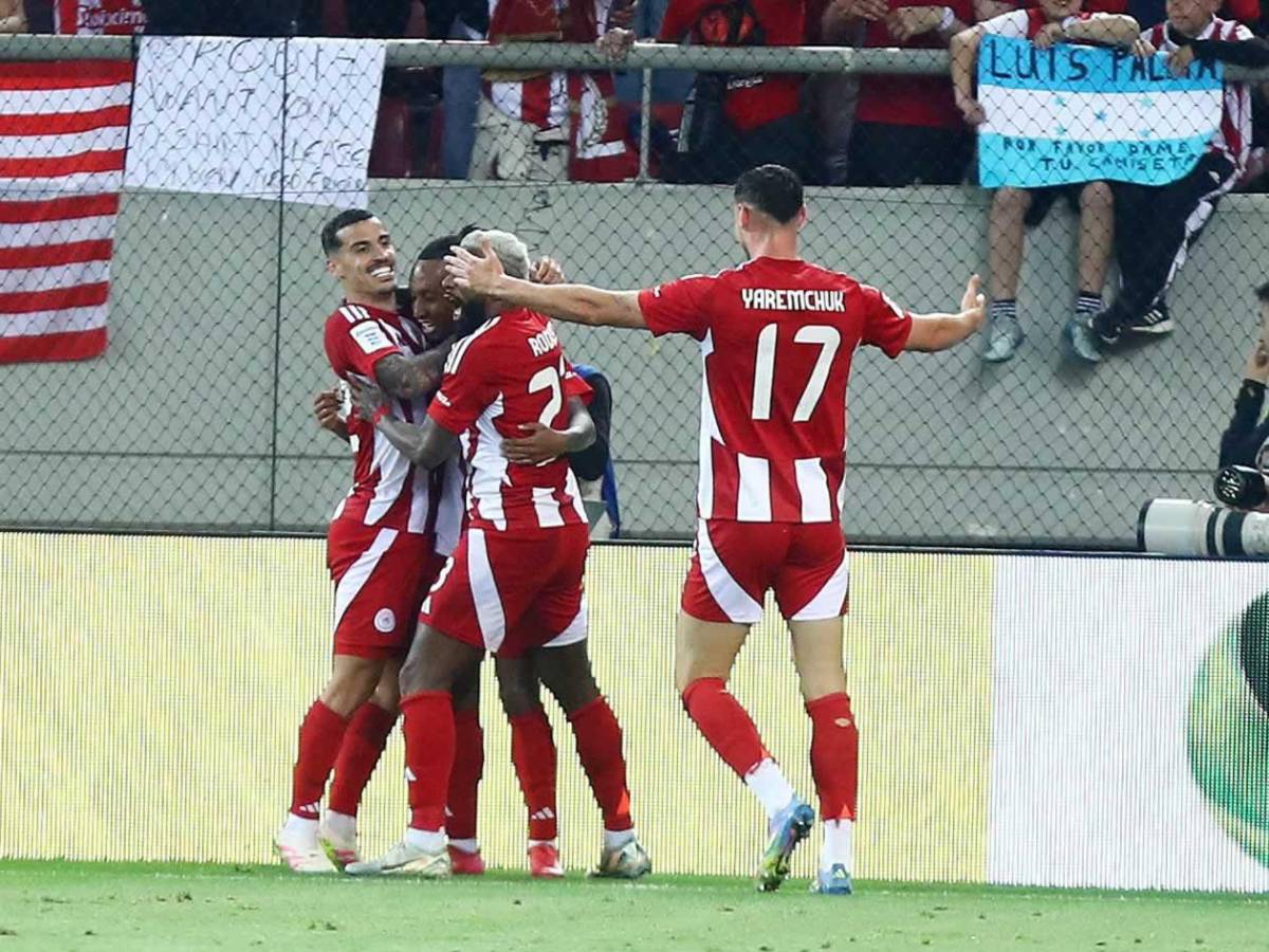 Luis Palma festeja el título de Olympiacos: su esposa Annie Córdova y gran sorpresa