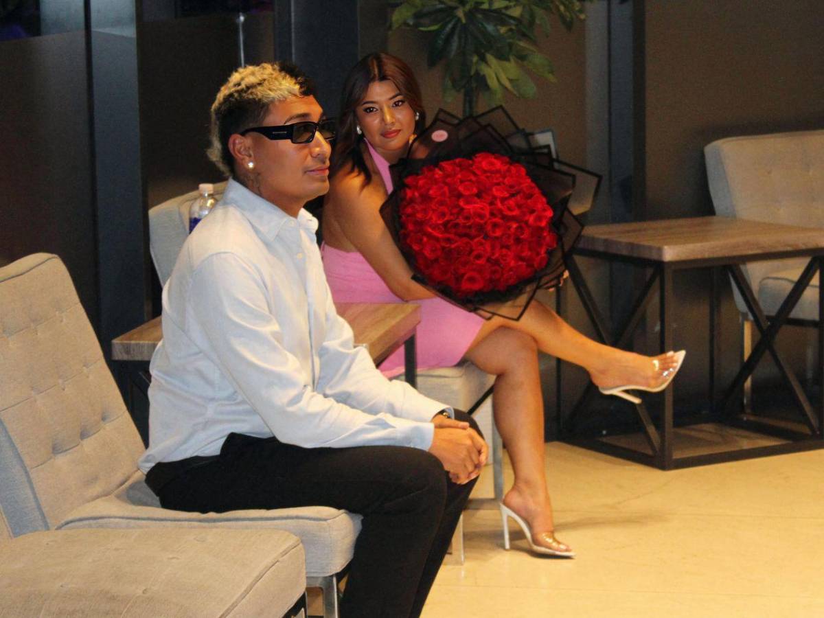 Captan a Supremo y Milagro Flores darse un apasionado beso de despedida