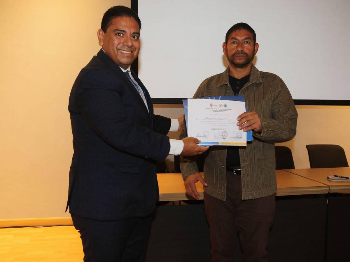 La Unah brinda especial reconocimiento a 10 egresados de la carrera de Periodismo