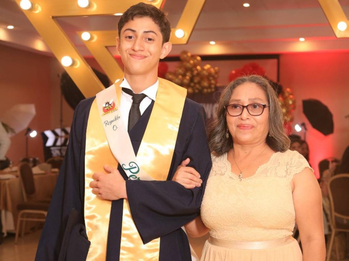 Seniors de la Saint Paul Academy celebran su logro académico