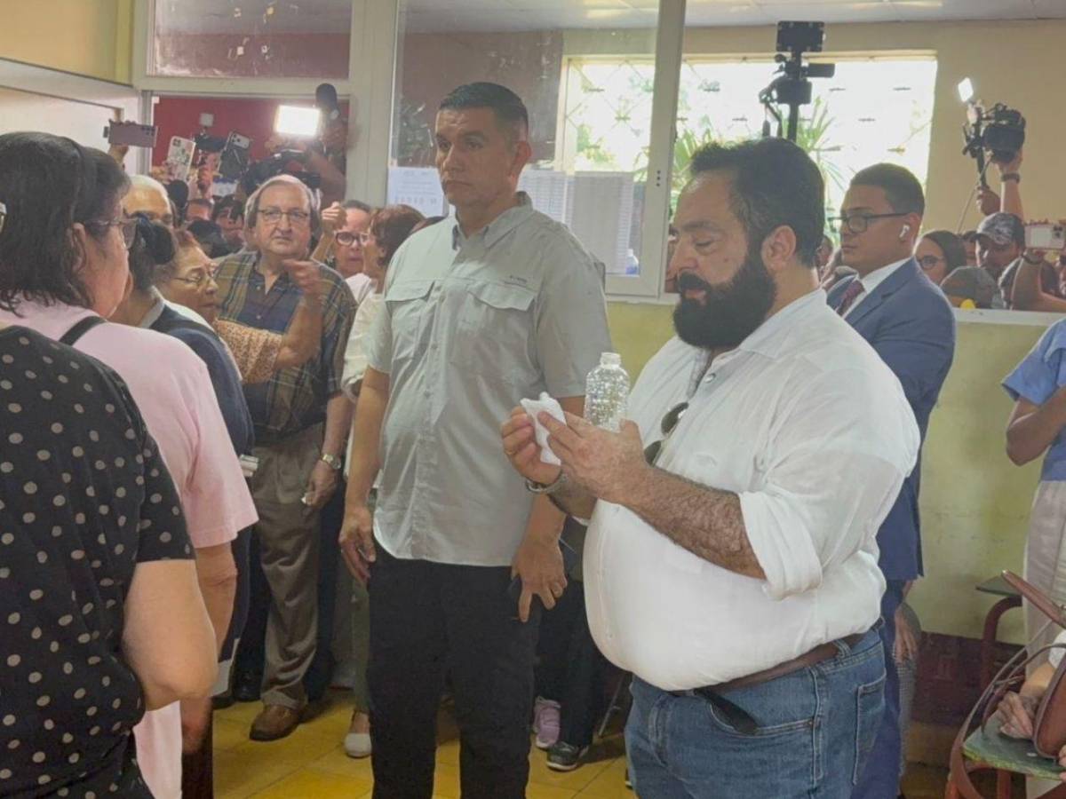 Figuras reconocidas ejercen el voto en un día clave para Honduras