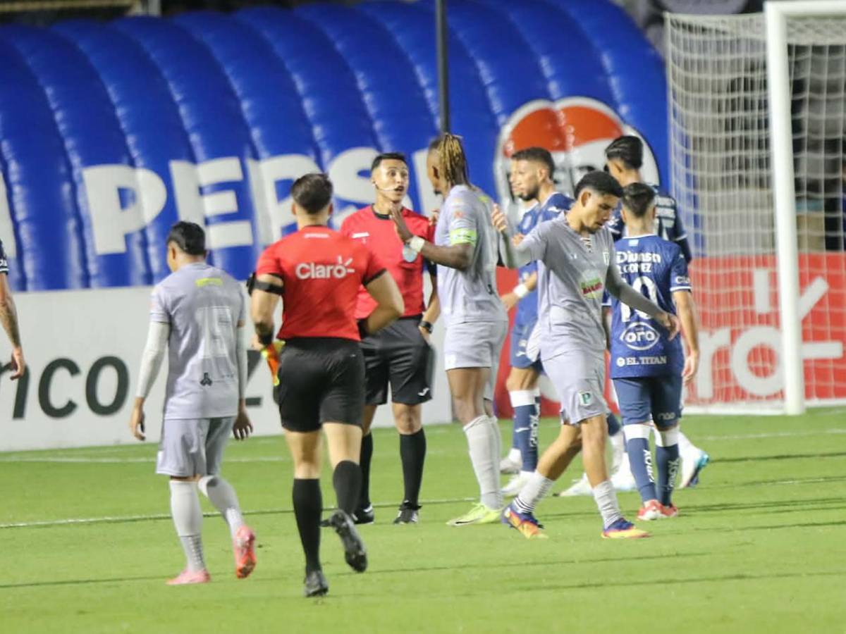 Festejos de Motagua, el jugador señalado en Platense y el descuido de bella chica