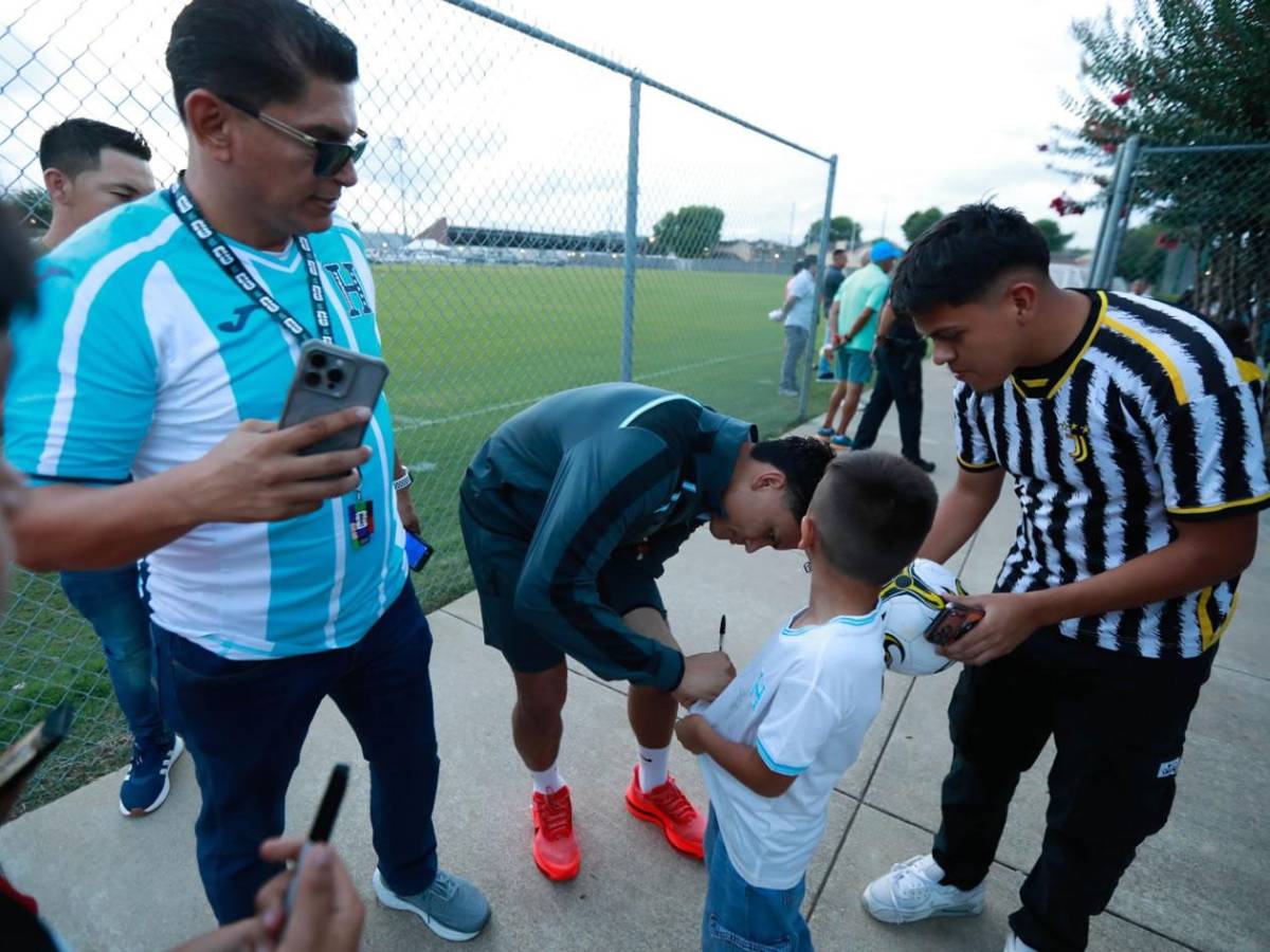Locura por Palma, gifiti, regalos y youtuber presente en entreno de Honduras