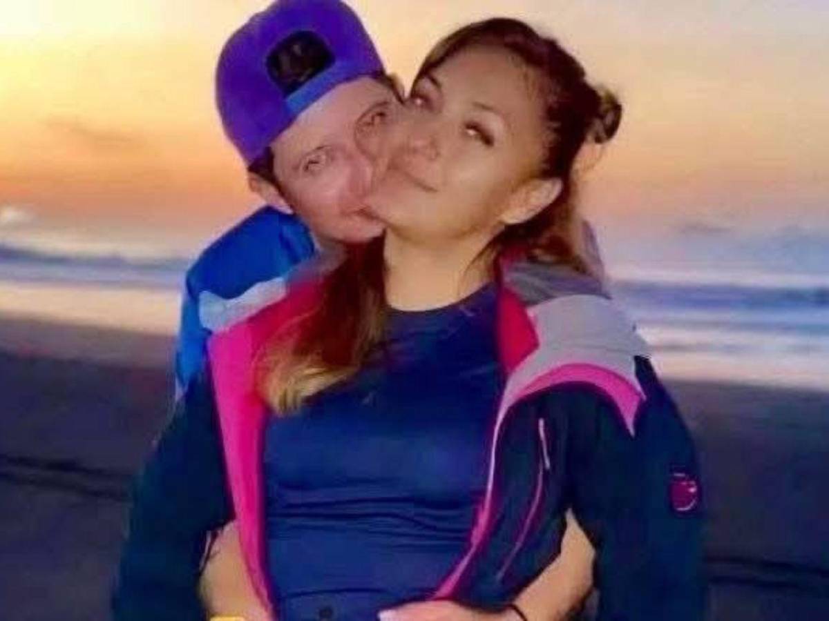 Ultiman a pareja de recién casados dentro de un vehículo