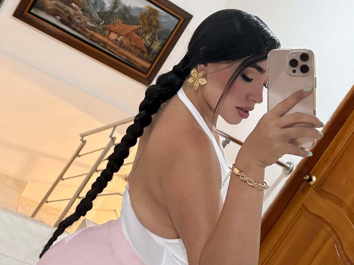 Influencer fue asesinada cuando se conducía en una Prado y esperaba cambio del semáforo