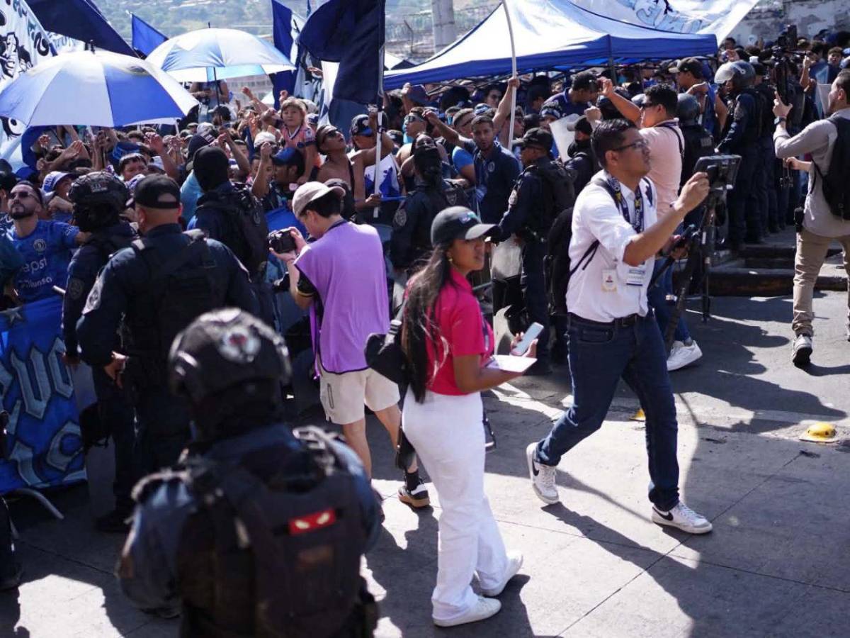 Motagua-Marathón: Beso de famosa periodista y ambientazo previo a la Gran Final