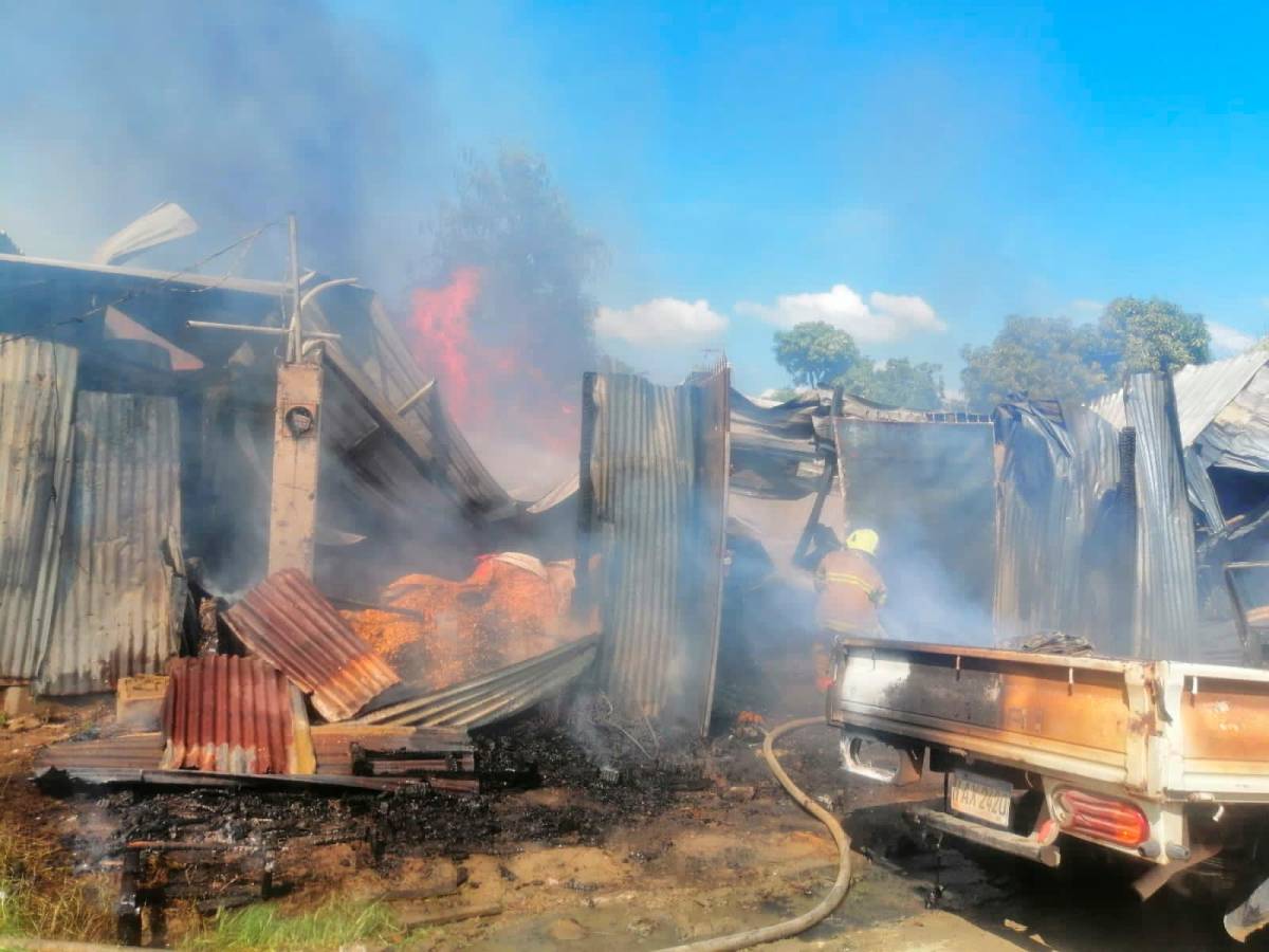 Incendio destruye fábrica de camas en colonia sampedrana