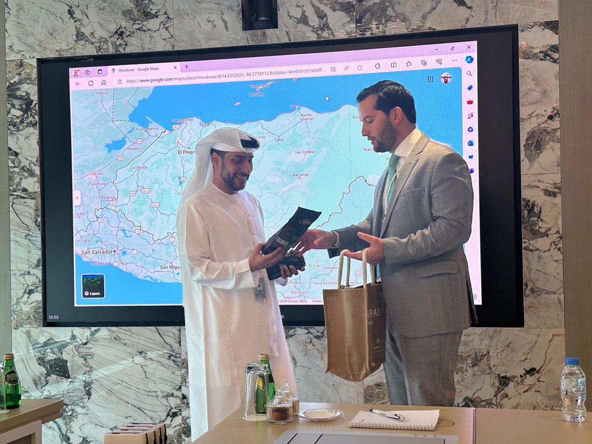 El ministro Miguel Medina y el CEO Regional del Grupo Abu Dhabi Port, Mohamed Almenhali, exploraron las oportunidades de crear un Hub Logístico en Honduras, con el fin de colocar embarcaciones del Grupo ADP que transporte la mercancía de la región centroamericana hacia el mercado asiático.